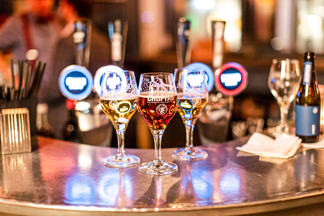 verschiedene Sorten Chopfab in atmosphärischem Licht an der Bar